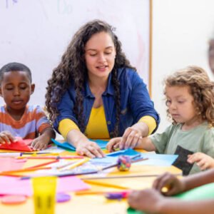 An art teacher teaching her students on art